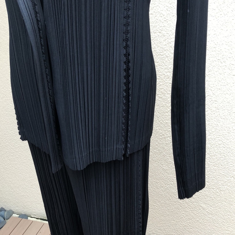 Issey Miyake Fete Fully Pleated Black Blazer and Pant Suit - Picture 7 of 13